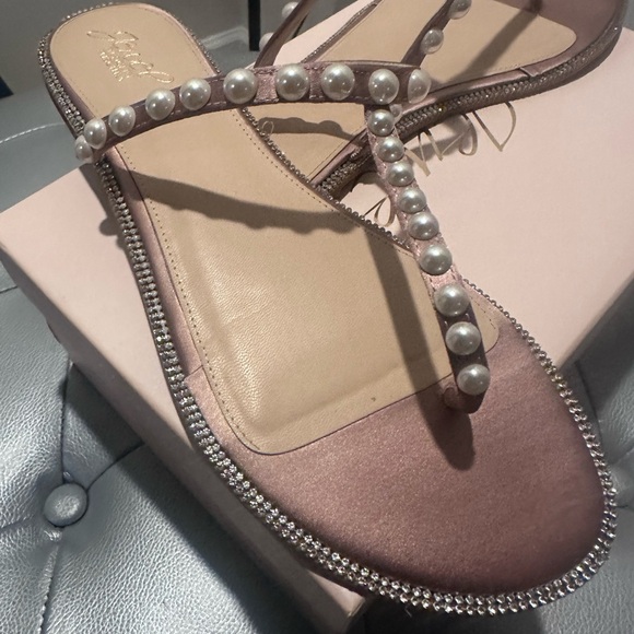 New Jewel Badgley Mischka Women's Grant Blush Satin, Pearl Stud Sandals size 11 - Picture 6 of 6